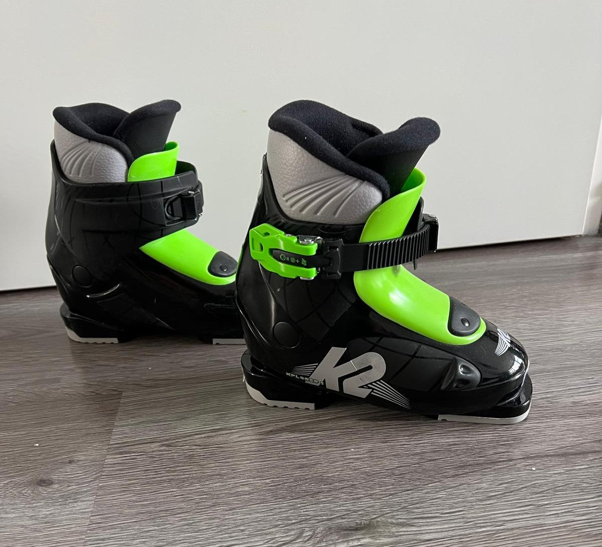 Ex pasmodel: K2 Xplorer 1 black/green kinder skischoenen mt 18,5